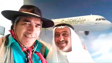 Las aventuras del gaucho del norte neuquino en Qatar 2022: así aprenden los árabes a decir Chos Malal y Plottier