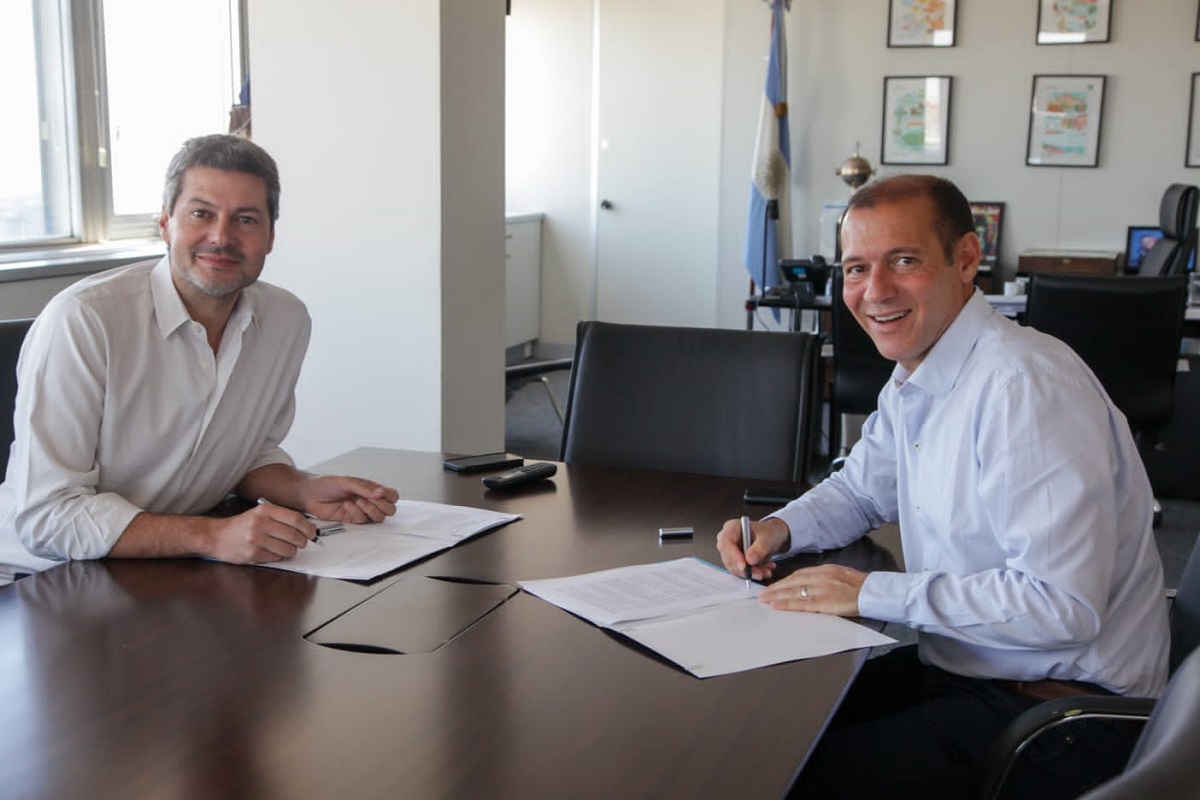 Omar Gutiérrez firmó el convenio junto a Matías Lammes para construir un centro de servicios. Foto: gentileza