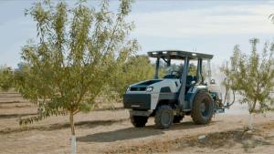 Lanzaron el primer tractor eléctrico del mundo con conducción opcional