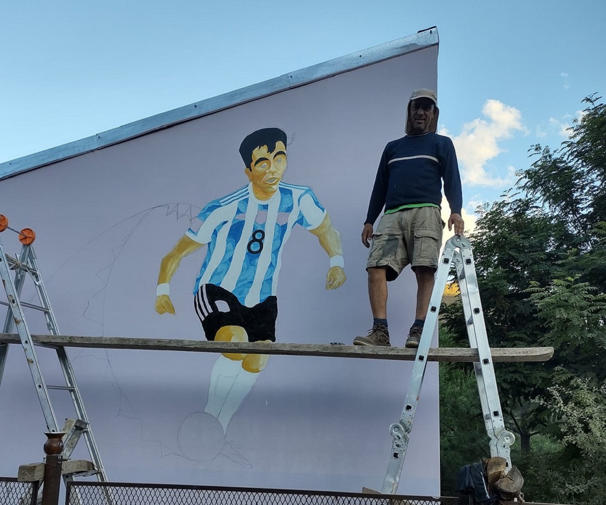 Un artista realizó un mural en homenaje al Huevo Acuña en Manzano Amargo. Foto: Facebook Cachana Romero