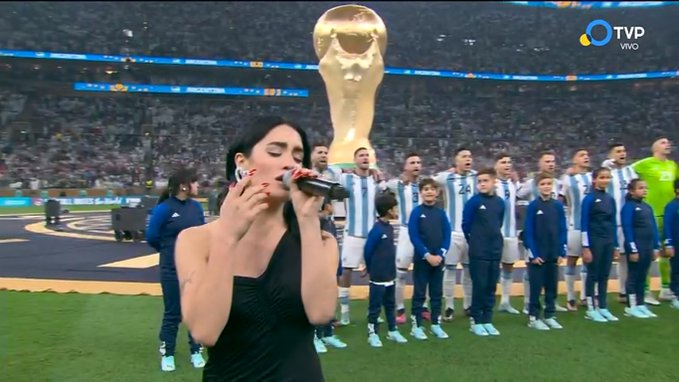Lali Espósito cantó el Himno en la previa del partido, junto a los jugadores.