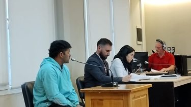 El imputado Héctor Bastias escuchó la acusación fiscal en la audiencia que se hizo este martes en Tribunales de Bariloche. (foto gentileza)