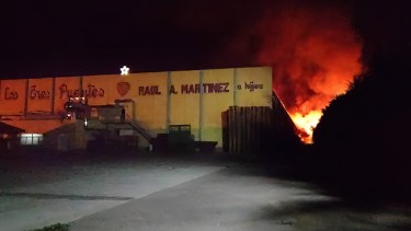 El fuego afectó la instalaciones del establecimiento frutícola en Huergo. (Foto Néstor Salas)
