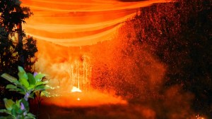 Un impresionante incendio destruyó una planta frutícola en Huergo