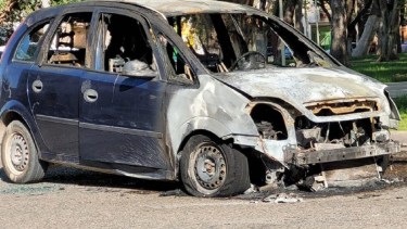El auto quedó destruido pero las ocupantes se salvaron. foto: https://www.facebook.com/CentenarioDigital