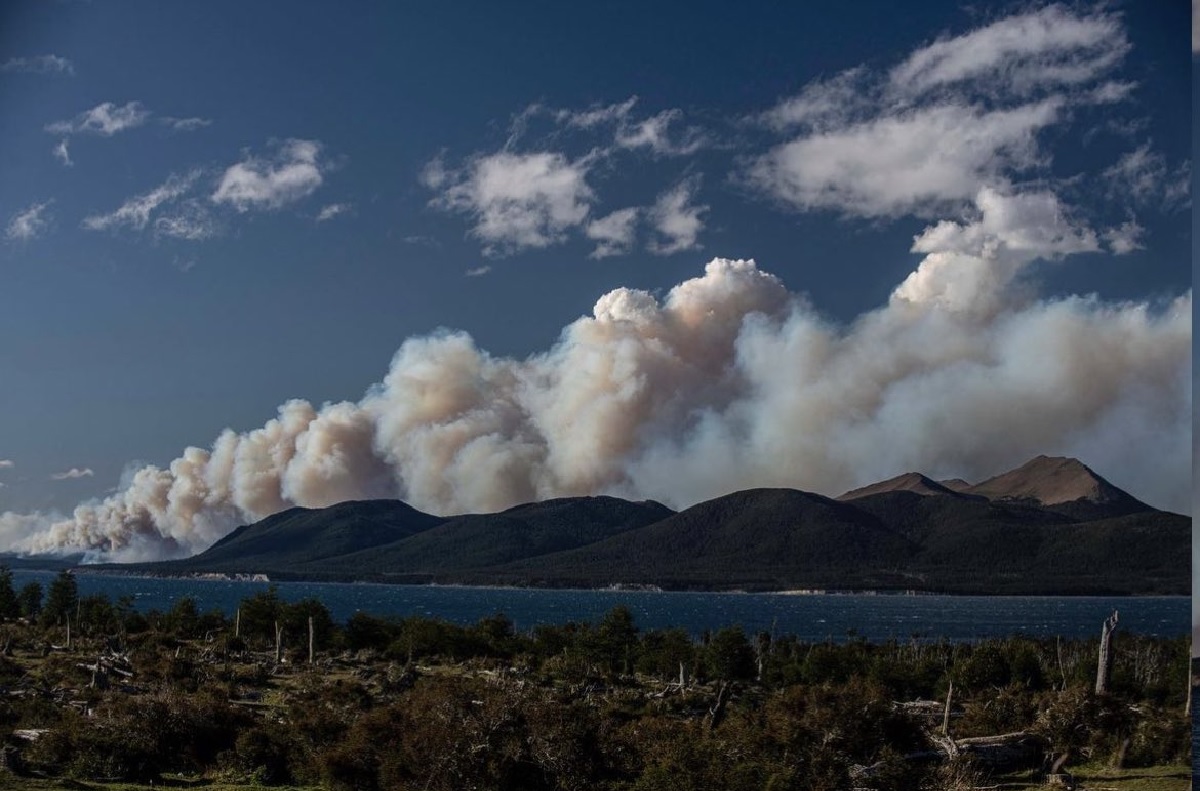 El incendio se ve desde distintos puntos de Tierra del Fuego.