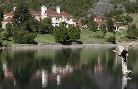 El fallo del STJ confirma que el acceso al lago Escondido, quedó dentro de la estancia del multimillonario inglés Joe Lewis, será por un sendero de montaña que cedió el magnate en carácter de servidumbre de paso. (Foto de archivo)