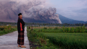 Alerta máxima en Indonesia por la erupción de un volcán Monte Semeru