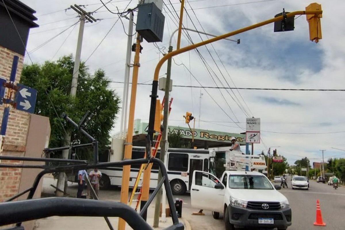 En la avenida Cipolletti y Pioneros está una de las cámaras de monitoreo. (Foto Néstor Salas)