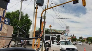 En la avenida Cipolletti y Pioneros está una de las cámaras de monitoreo. (Foto Néstor Salas)