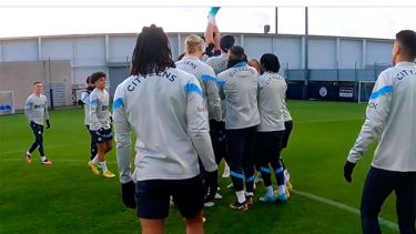 Los compañeros de Álvarez lo tiraron por el aire en su regreso.