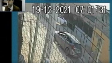 Un fotograma del video que registró el paso del vehículo desde el cual les dispararon a las víctimas. (Captura)