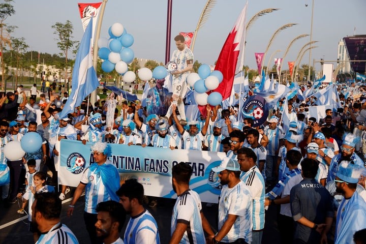Manifestantes argentinos se movilizarán por las calles de Doha en Qatar, para exigir entradas para la final ante Francia. Foto Archivo.