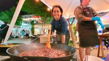 Las Grutas: cuánto cuesta comer en los puestos de la feria de sabores en Semana Santa