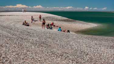 En la Costa Patagónica hay una playa de arena blanca, aguas cristalinas y temperatura agradable a la que se conoce como el “Caribe argentino”.