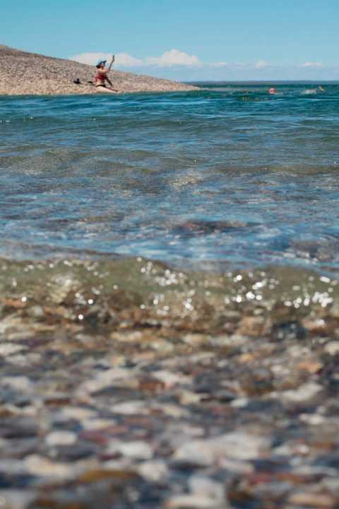 Playas blancas y mar turquesa: el circuito natural que sorprende en la costa rionegrina