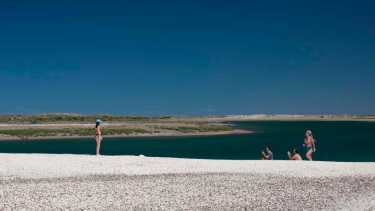Maravillas ocultas de la Patagonia: una playa, dos cascadas y una terma para descubrir este verano