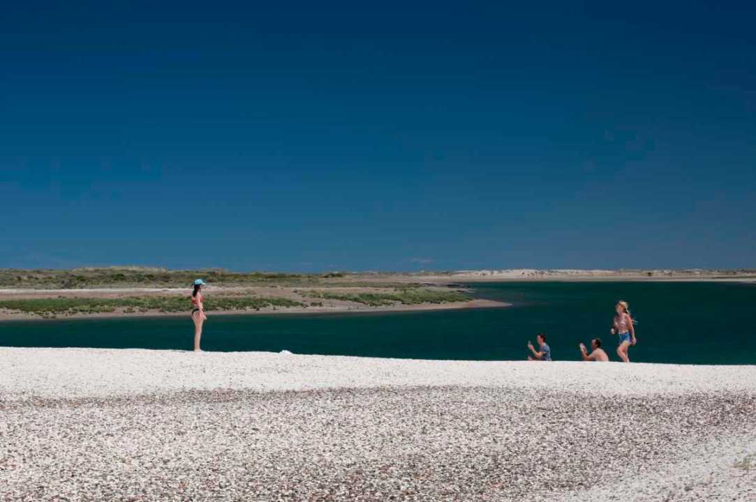 Playas blancas y mar turquesa: el circuito natural que sorprende en la costa rionegrina