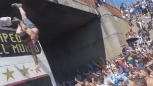 Dos hinchas se tiraron al colectivo de la Selección Argentina desde arriba de un puente