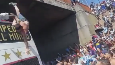 Se desconoce el estado de salud de la persona que cayó desde el puente.