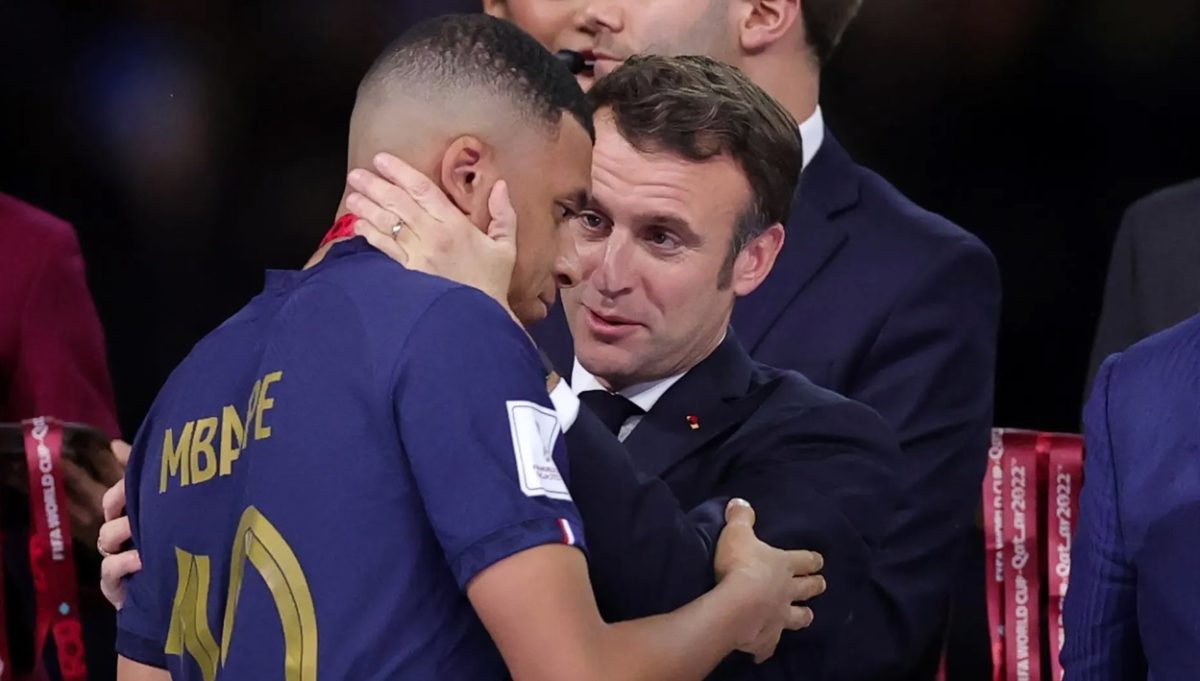 Emmanuel Macron intentó consolar a Kylian Mbappé, lo que fue considerado como "un gesto ridículo".-
