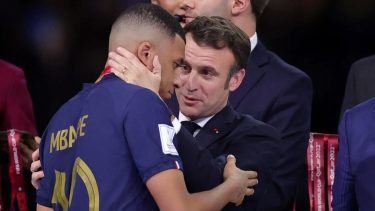 Emmanuel Macron intentó consolar a Kylian Mbappé, lo que fue considerado como "un gesto ridículo".-