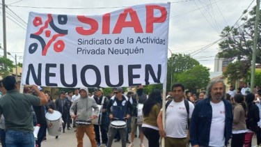 Trabajadores de hospitales y centros de salud realizan un paro y manifestación en el centro de Neuquén. Foto: Gentileza. 