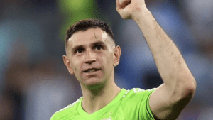 Dibu Martínez podría alcanzar un récord histórico con Argentina esta noche frente a Paraguay