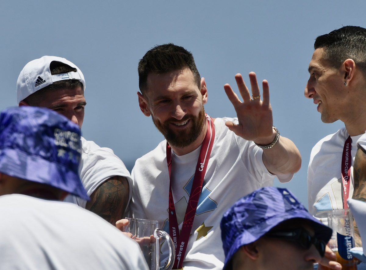 Lionel Messi en plena fiesta: la caravana de La Scaloneta en medio de la alegría popular. Foto Télam. 