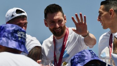Lionel Messi en plena fiesta: la caravana de La Scaloneta en medio de la alegría popular. Foto Télam. 