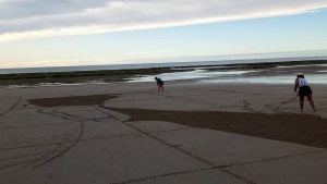 Mundial Qatar 2022: el gran dibujo de Messi por dos artistas en las playas de Las Grutas