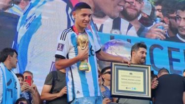 Nahuel Molina fue homenajeado en Embalse. Foto: Gentileza Twitter @PlanetaDefensa