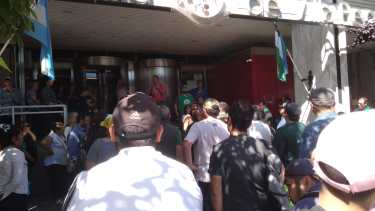 Hubo compromiso para pagar hoy los sueldos, pero municipales de Regina mantienen la protesta