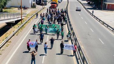 Trabajadores del municipio se movilizaron por la Ruta 22. (Foto gentileza)