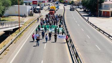 Sin novedades de los aguinaldos, municipales marcharon por la Ruta 22 en Regina