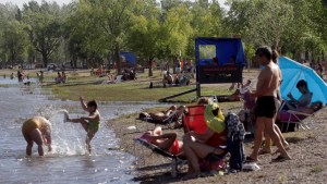 El Limay recibió a las familias de Neuquén en otra jornada de agobiante calor
