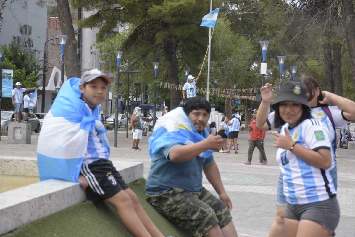 En el primer tiempo del partido de Argentina-Francia, ya hay gente concentrando en el monumento. Foto: Yamil Regules.