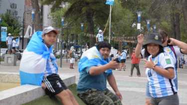 En el primer tiempo del partido de Argentina-Francia, ya hay gente concentrando en el monumento. Foto: Yamil Regules.