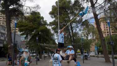 Desde antes del inicio del partido, la gente ya se reunía en el centro de Neuquén. (Foto Yamil Regules).-