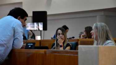 La concejala (MPN) Maria Victoria Fernández , entre José Luis Artaza (JxC) e Isabel Mosna (MPN) explicó por qué no se amplió la cantidad de bancas en el llamado oficial a elecciones en la ciudad. Foto archivo Yamil Regules.-