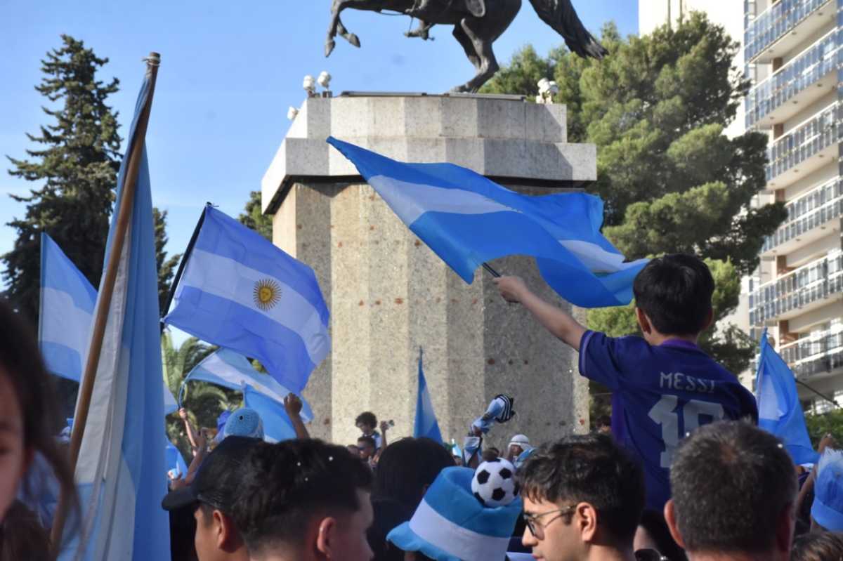 Algunas calles aledañas al monumento a San Martín estarán cortadas después del partido de Argentina (Fotos: Yamil Regules)