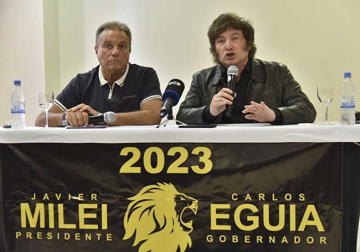 Javier Milei dio este sábado una conferencia de prensa junto a Carlos Eguía y hoy a las 20 hablará en un acto en el gimnasio del parque central. (Gentileza)