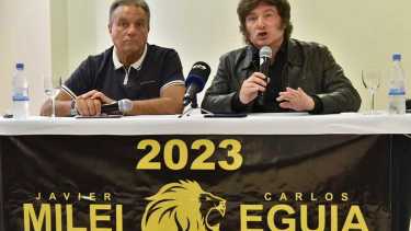 Javier Milei dio este sábado una conferencia de prensa junto a Carlos Eguía y hoy a las 20 hablará en un acto en el gimnasio del parque central. (Gentileza)