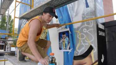 No es Rosario, es Neuquén: un joven realiza impresionantes murales de Messi en la ciudad. Foto: Yamil Regules