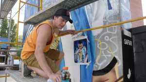 No es Rosario, es Neuquén: un joven realiza impresionantes murales de Messi en la ciudad