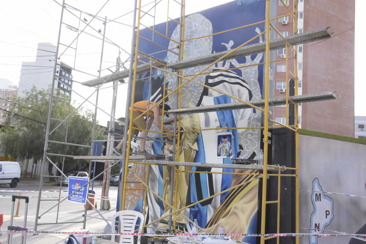 El mural de Messi en el centro de Neuquén está terminado. Foto: Yamil Regules