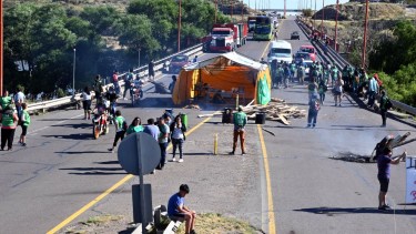 ATE levantó el corte del Puente Ferrocarretero y se mantiene en Villarino. Foto. Marcelo Ochoa