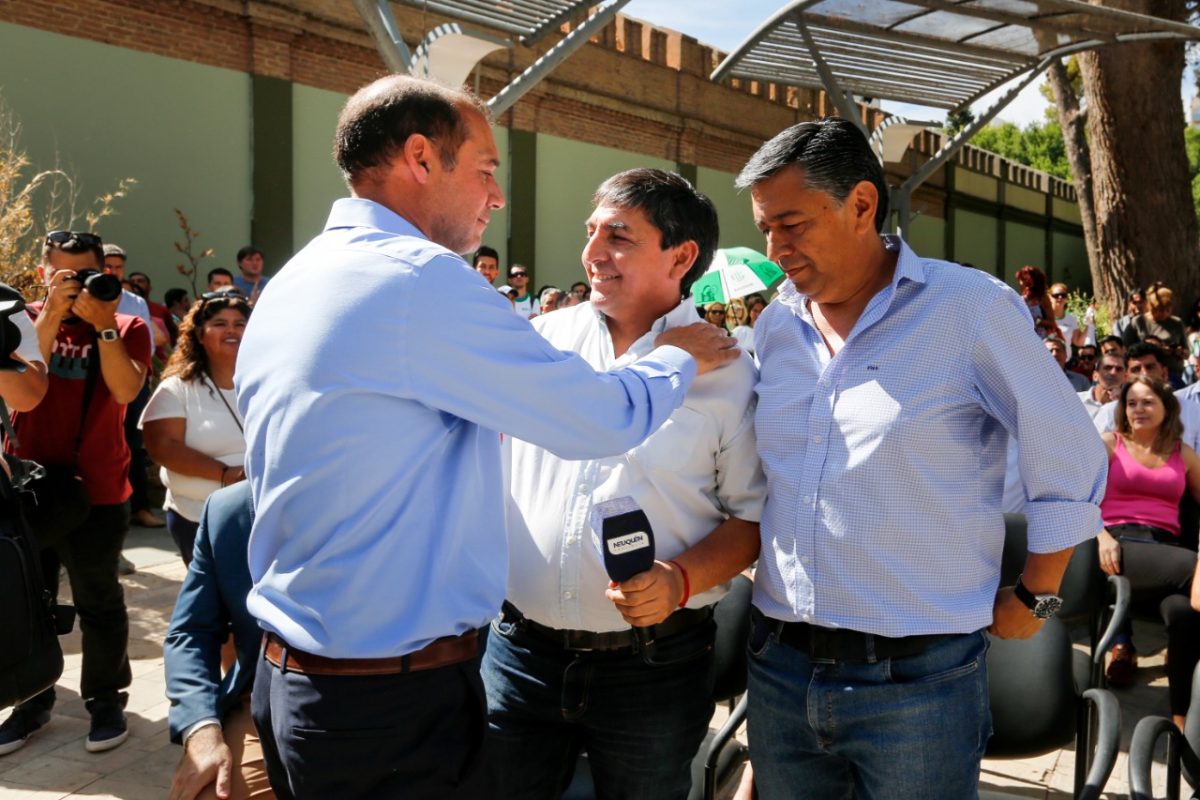 Gutiérrez junto a Quintriqueo (ATE) y Querci (UPCN) cuando se homologó el convenio colectivo. Foto: archivo gentileza @omargutierrezok