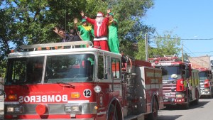 Papá Noel y sus duendes recorrieron Centenario con los bomberos voluntarios