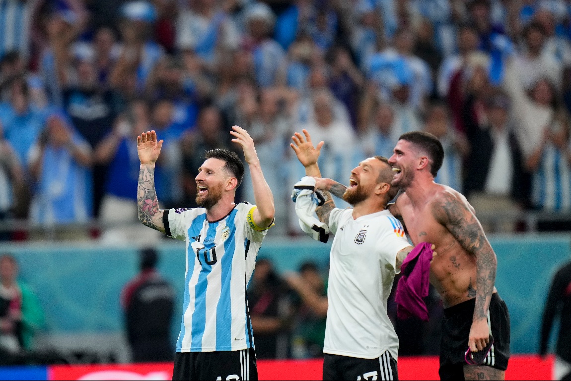 Lionel Messi, Papu Gómez y Rodrigo De Paul festejan la victoria sobre Australia. Foto: AP 